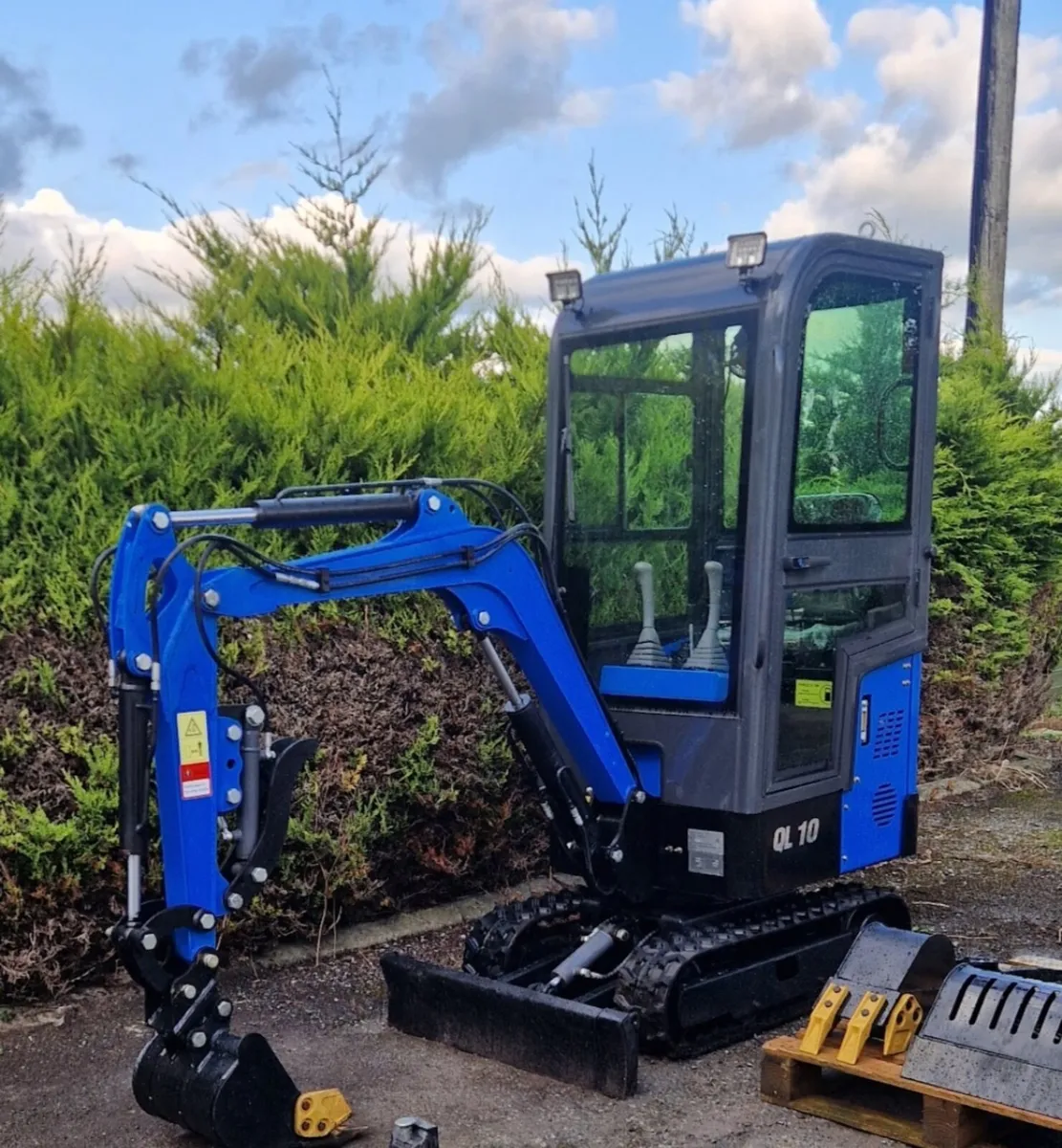 Mini Digger excavator with attachments - Image 1