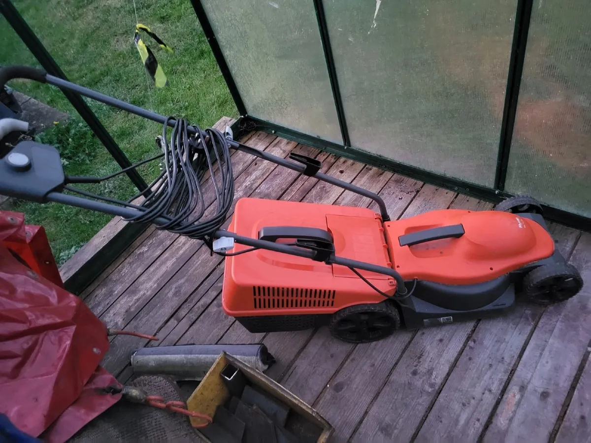 Flymo 1000W 32cm Corded Rotary Lawnmower - Image 2