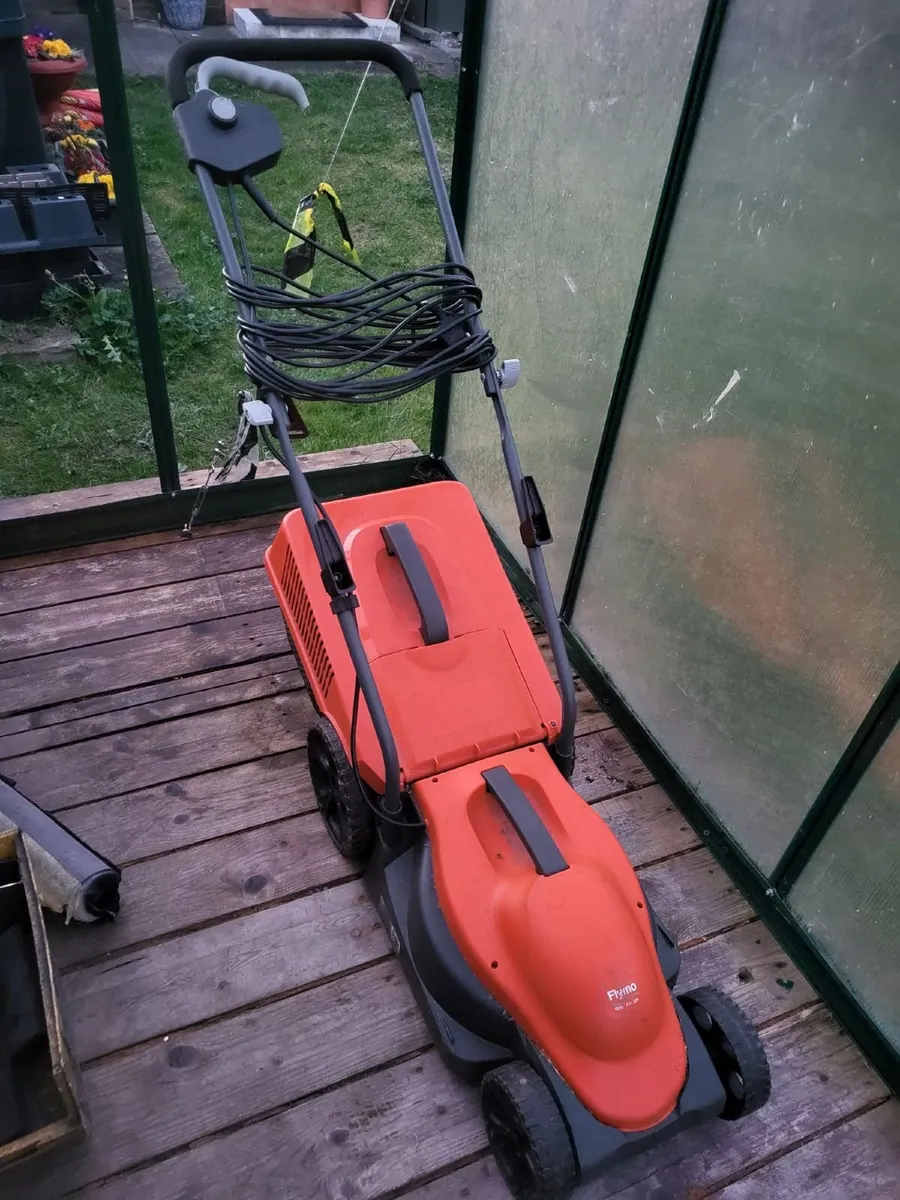 Flymo 1000W 32cm Corded Rotary Lawnmower - Image 3