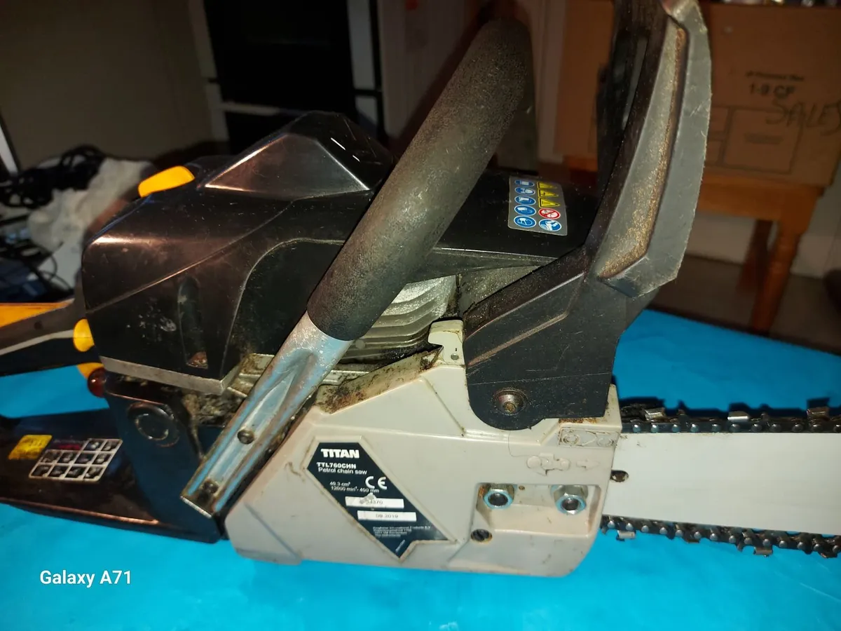 Titan 20 Inch PETROL Chainsaw, Excellent Condition - Image 2