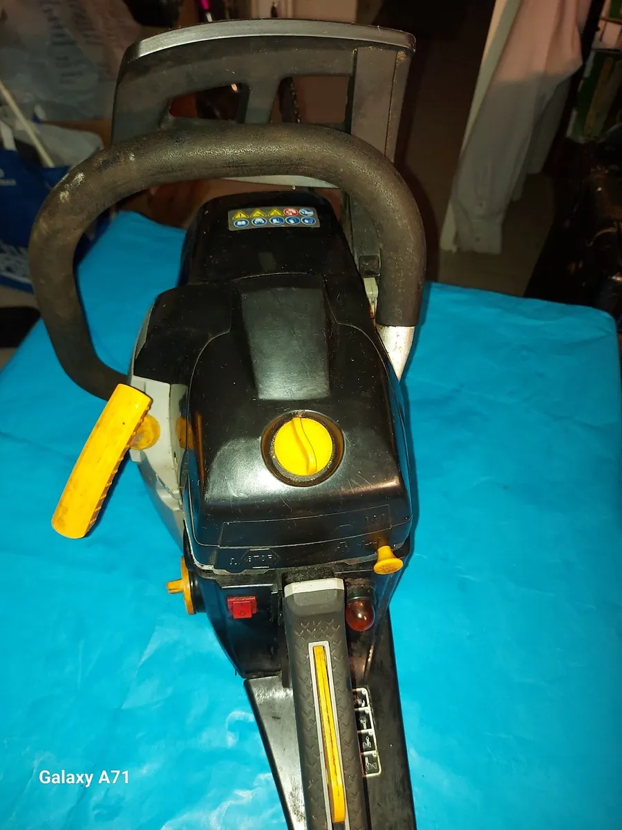 Titan 20 Inch PETROL Chainsaw, Excellent Condition - Image 4