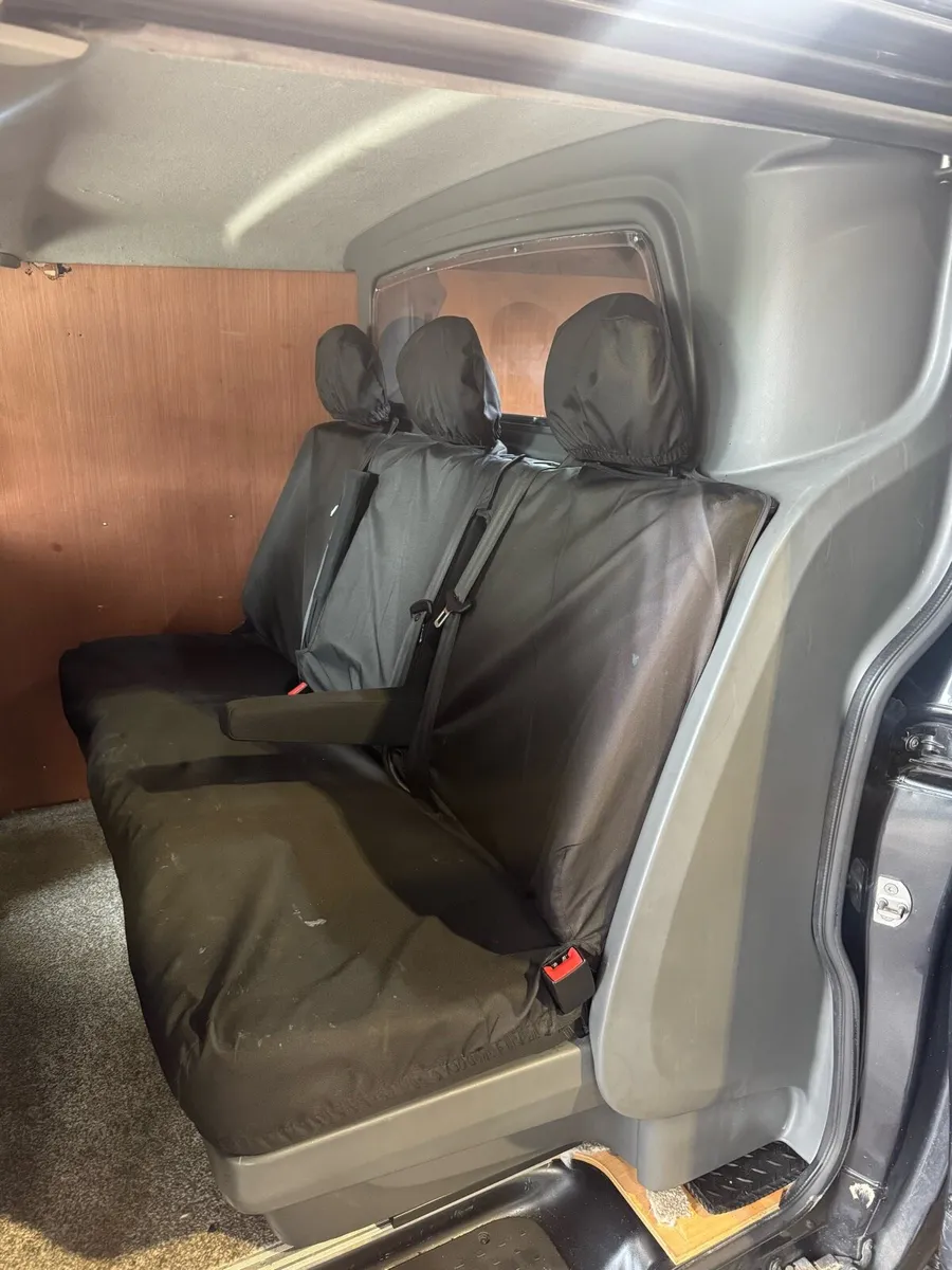 Trafic crew cab seats