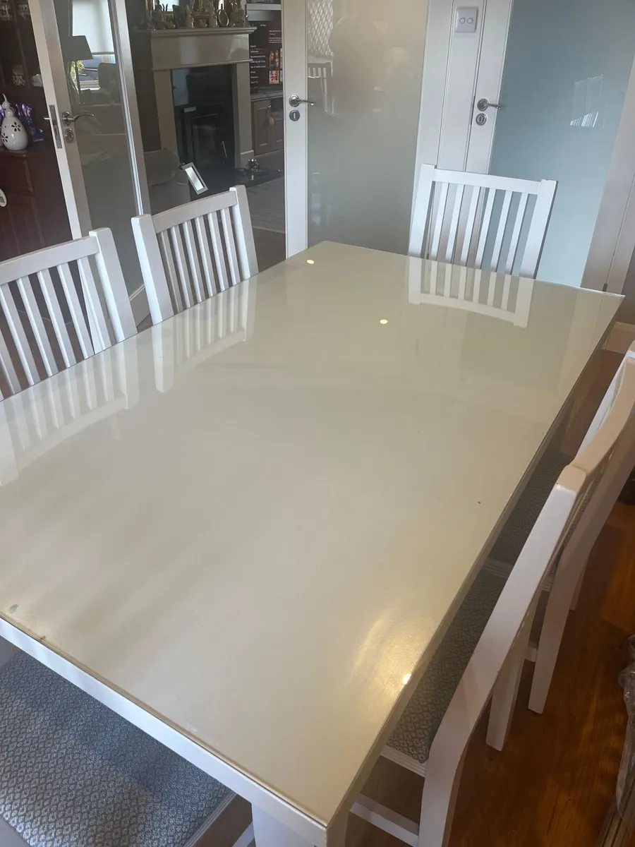 Dining table - Image 1
