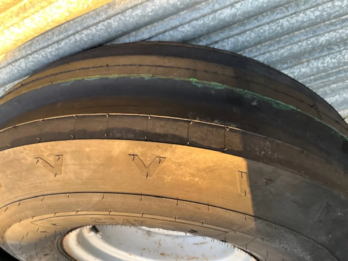 1000 X 16 Wheels and Tyres - Image 2