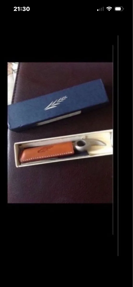 Corkscrew & bottle opener in Leather case - Image 4