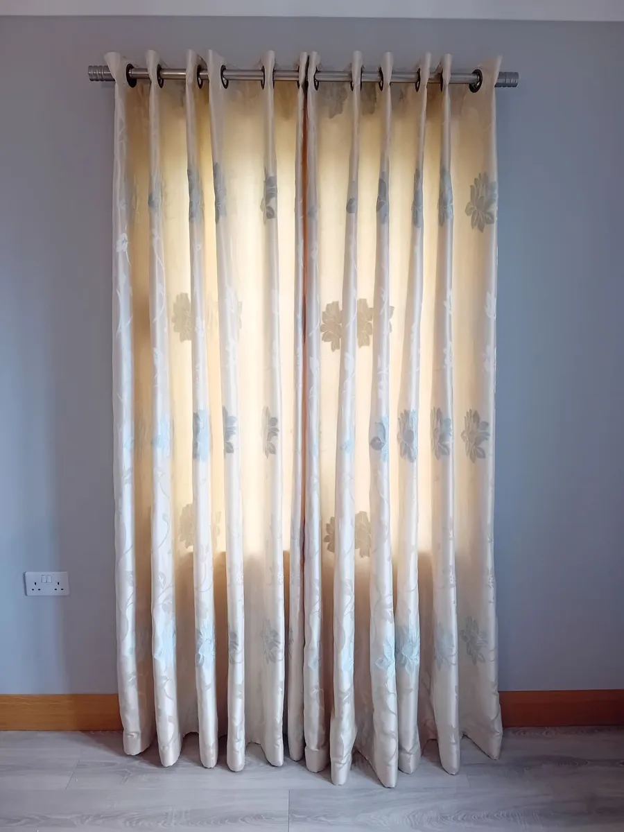 Curtains - Image 2