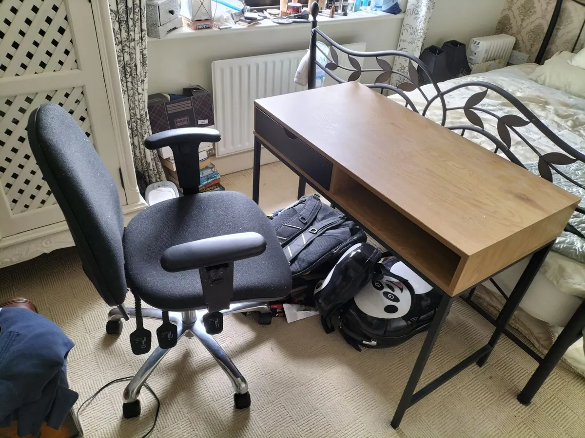 Computer desk and chair - Image 1