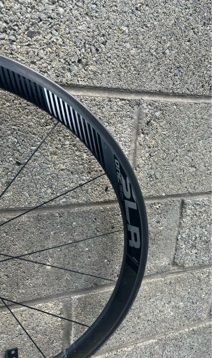 Giant SLR1 carbon rim brake wheel - Image 2