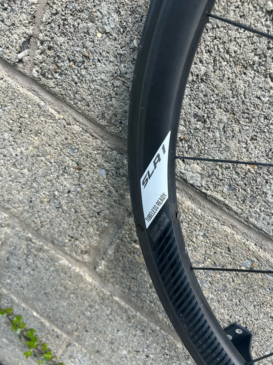 Giant SLR1 carbon rim brake wheel - Image 3