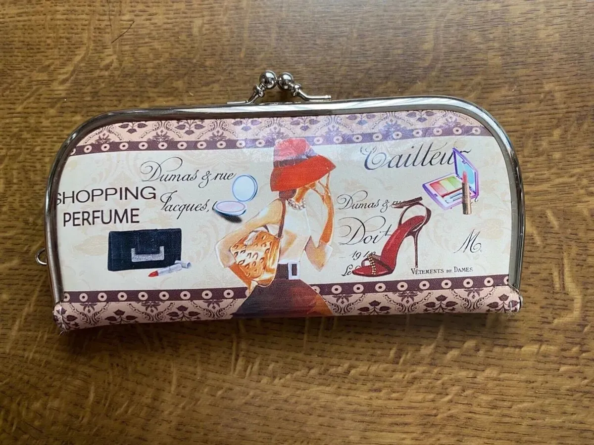 Beautiful Ladies Purse with clasp closing - Image 1