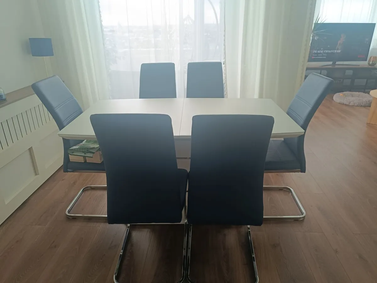 Dining table and 6 chairs - Image 2