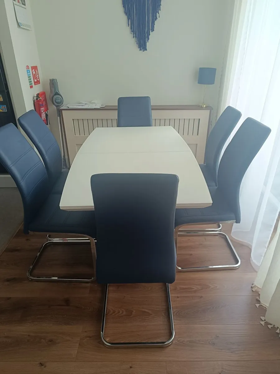 Dining table and 6 chairs - Image 3
