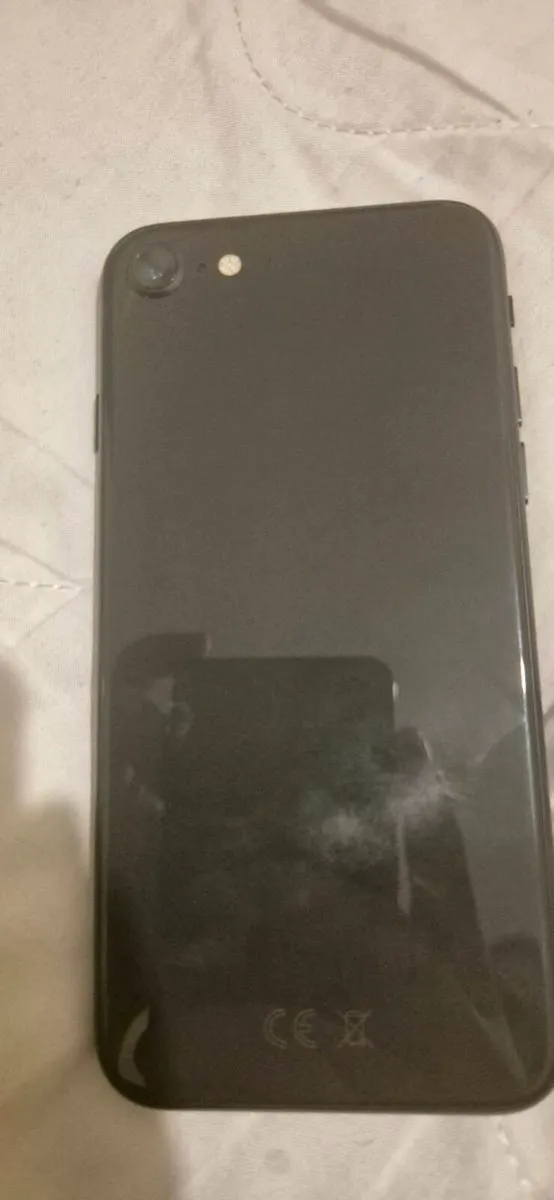 Apple iphone  SE2 - Image 3