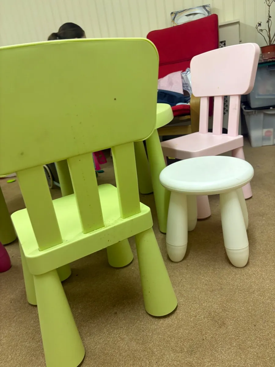 Child’s table and chairs - Image 1