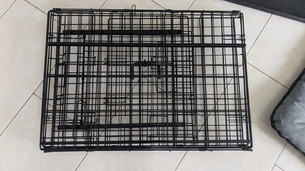 Dog Crate with Mat – Excellent Condition - Image 3