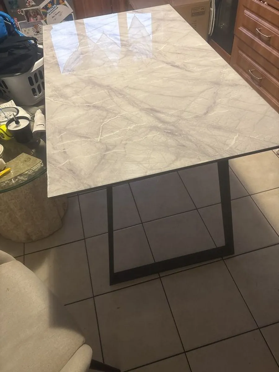 kitchen table and chairs - Image 1