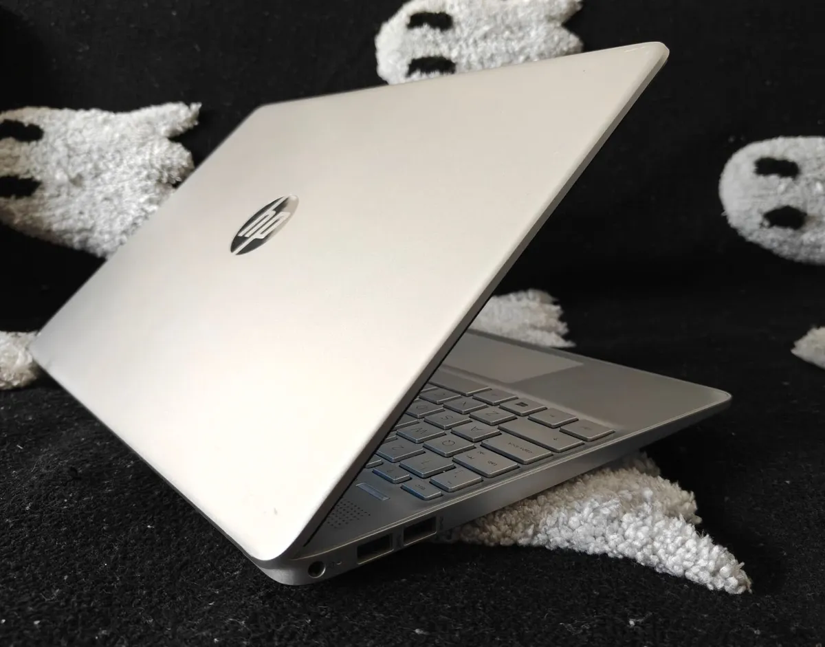 HP 15s Ryzen 5 - 8GB RAM - 256GB SSD - Image 4