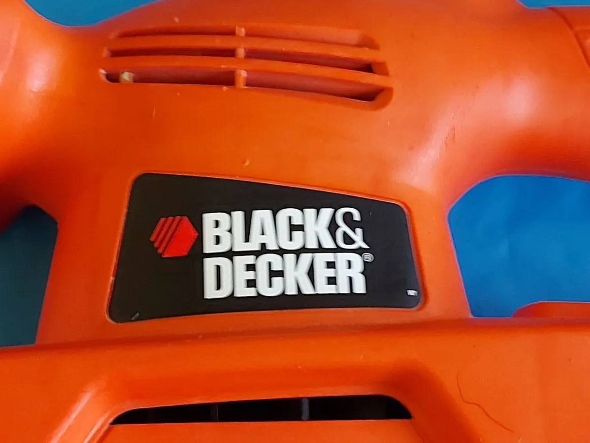 Black & Decker KA300 Orbital Sander 1/3 Sheet 240V - Image 2