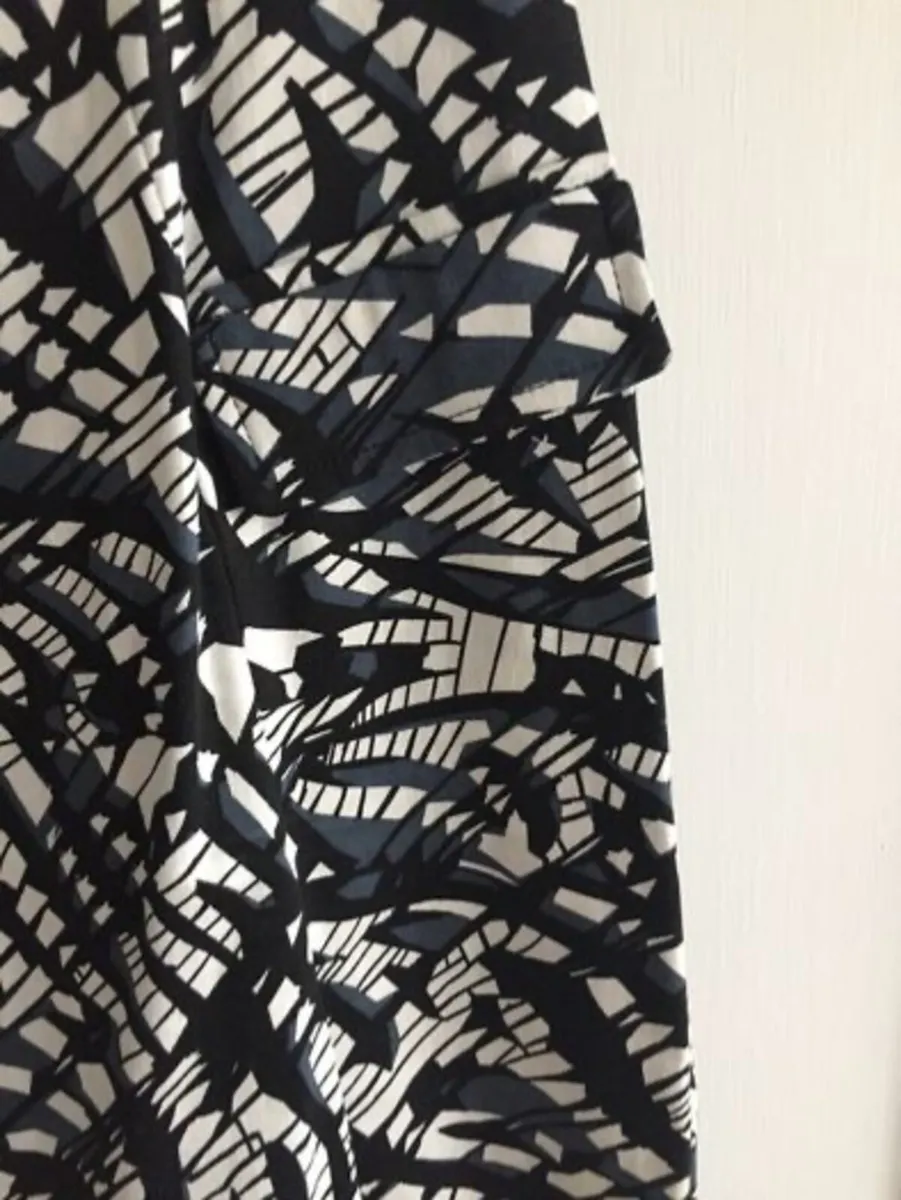 Ladies Dress: Size 10 - Image 3