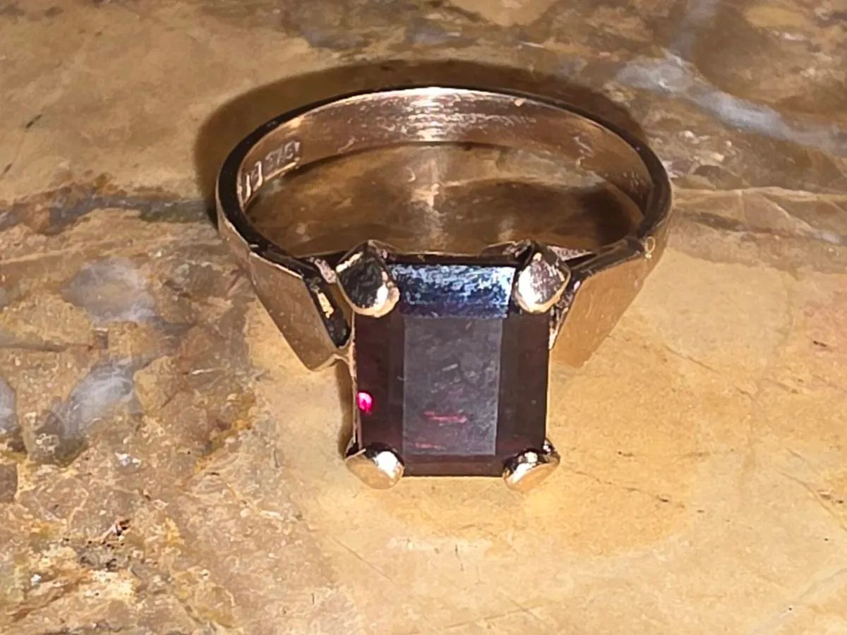 THICK SQUARE GARNET, 9CT Gold CHUNKY Dress Ring ! - Image 1