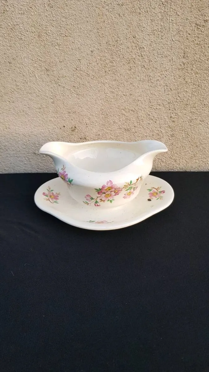 Floral gravy bowl postage possible - Image 1