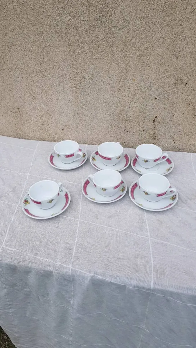 6 small tea cups and saucers postage possible - Image 1