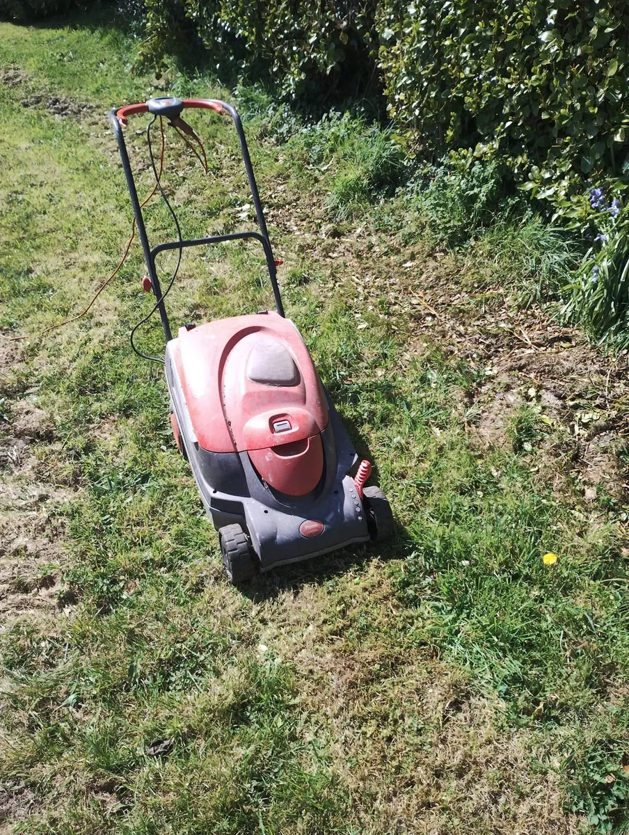 Flymo electric lawnmower with roller - Image 2