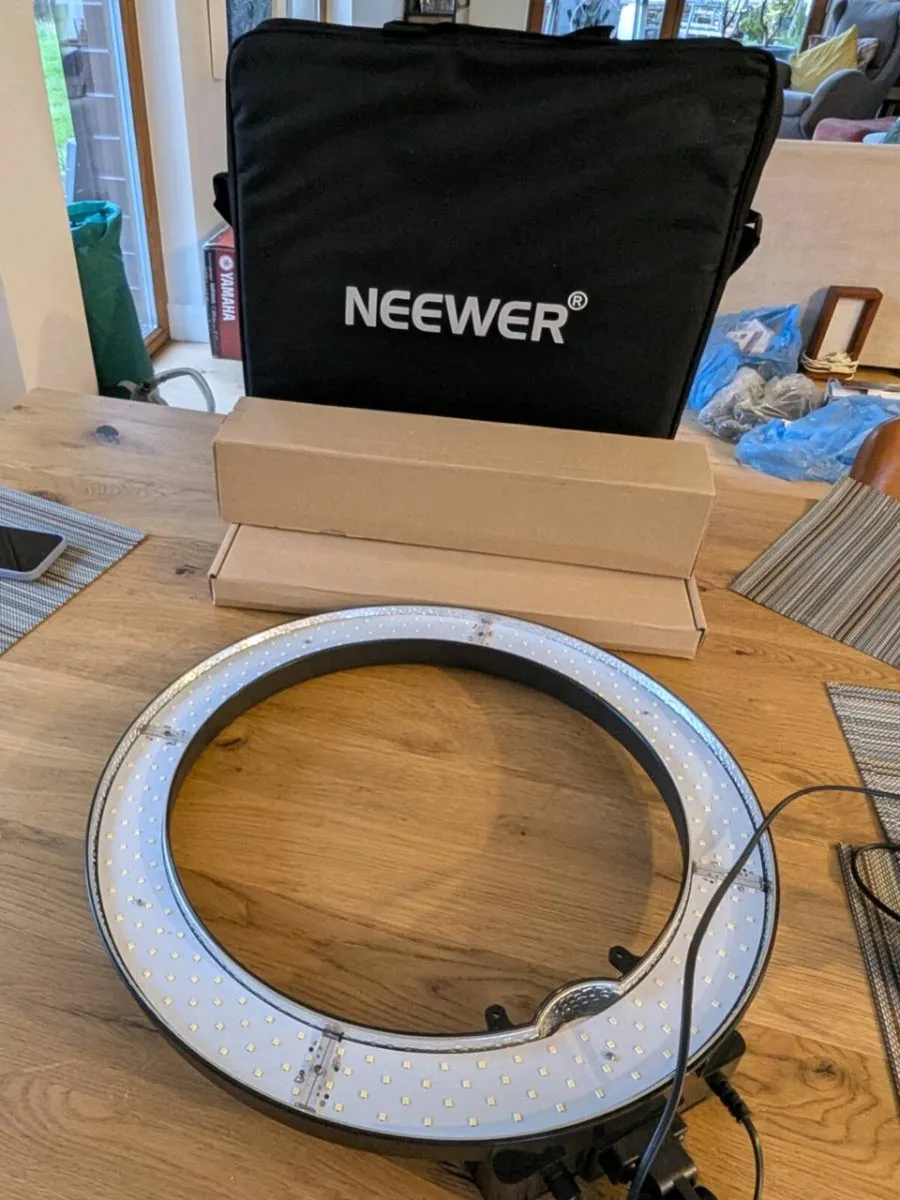 Neewer 18inch LED ring light with tripod - Image 1