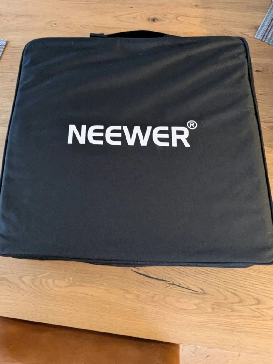 Neewer 18inch LED ring light with tripod - Image 2