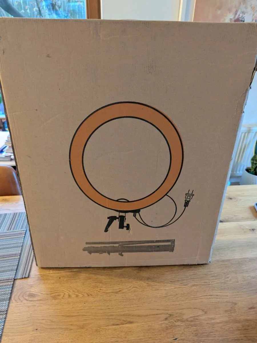 Neewer 18inch LED ring light with tripod - Image 3