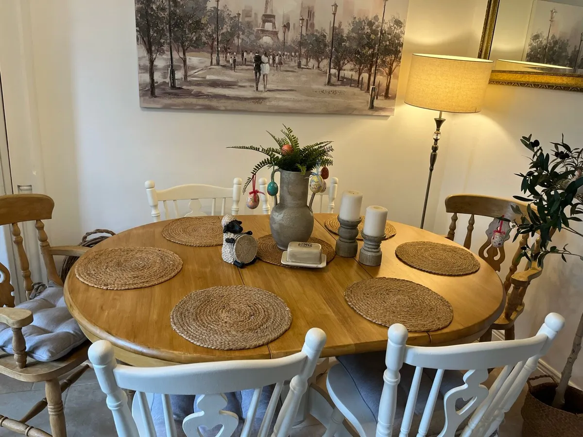 Extendable table and chairs - Image 2