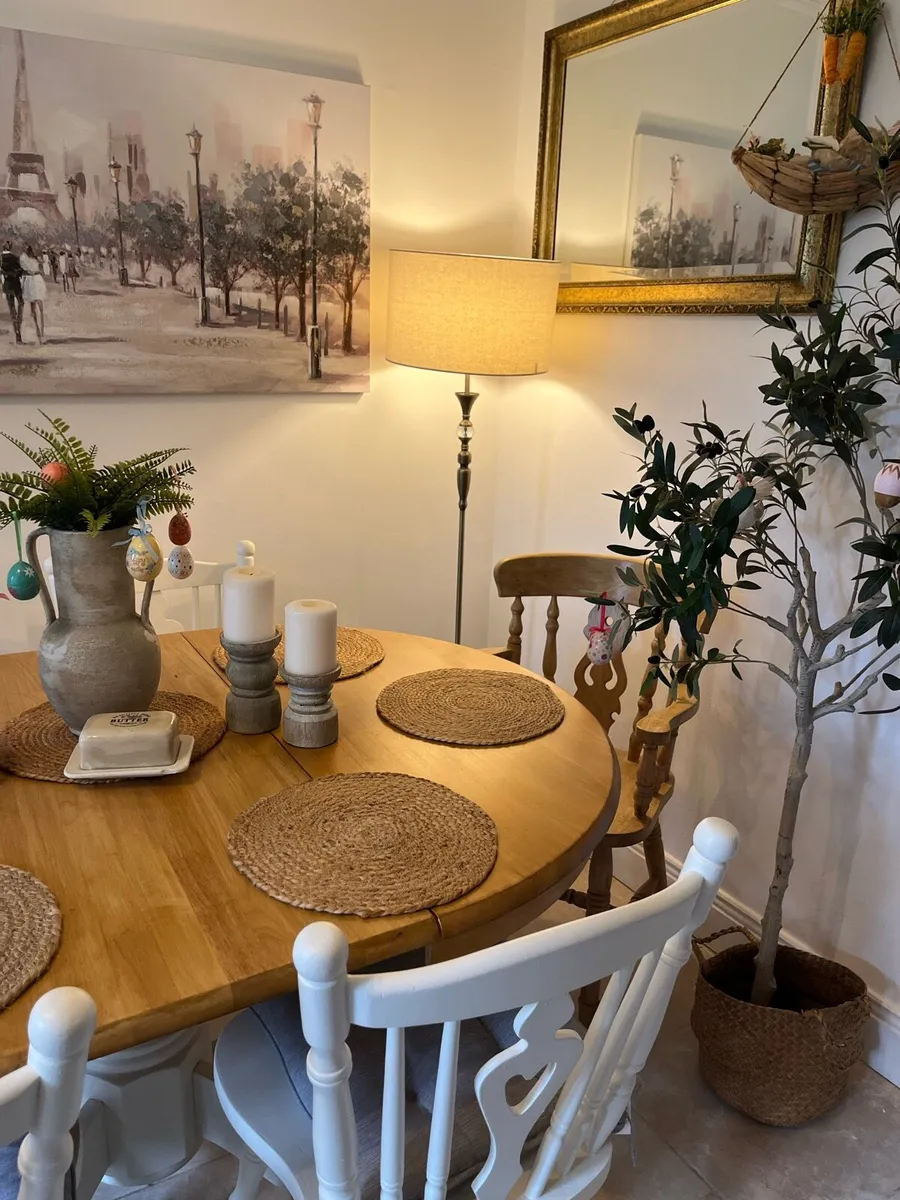 Extendable table and chairs - Image 3