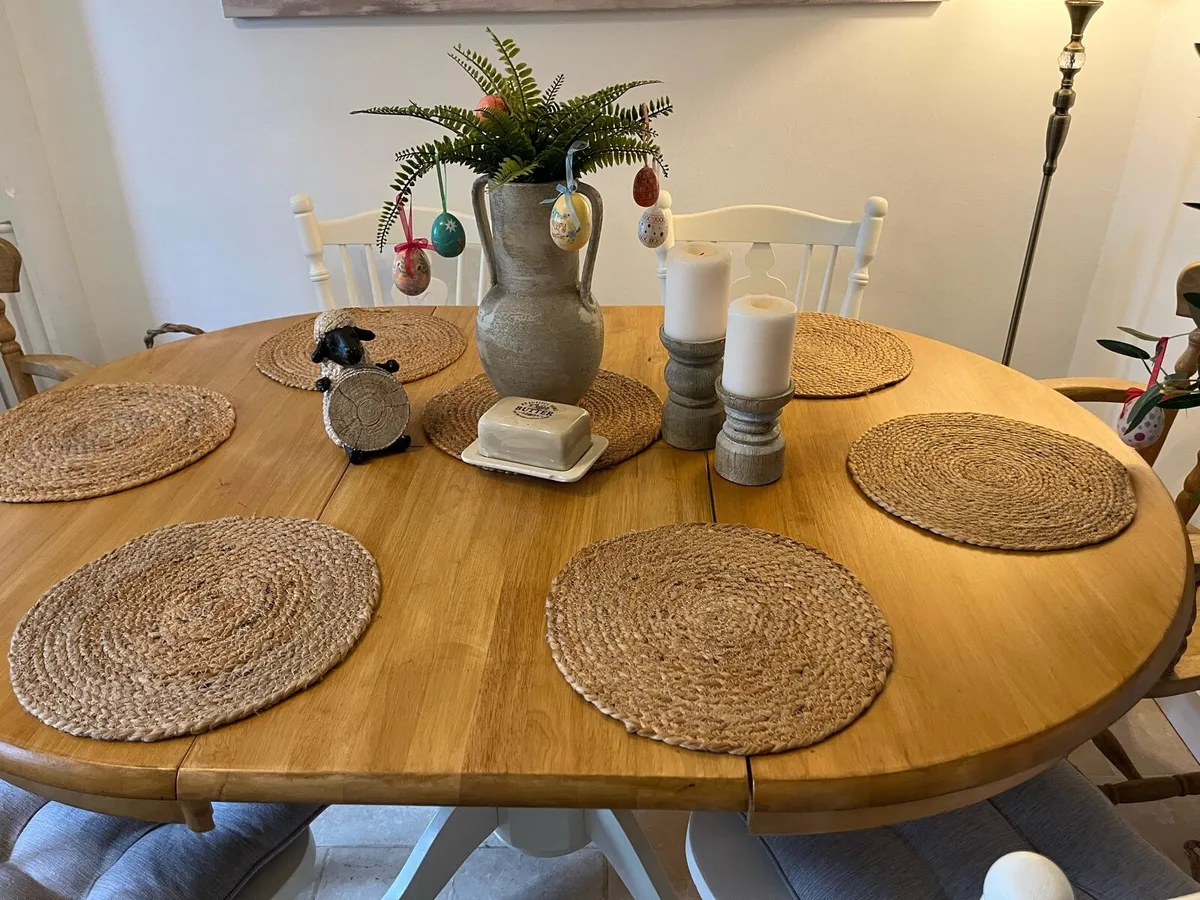 Extendable table and chairs - Image 4