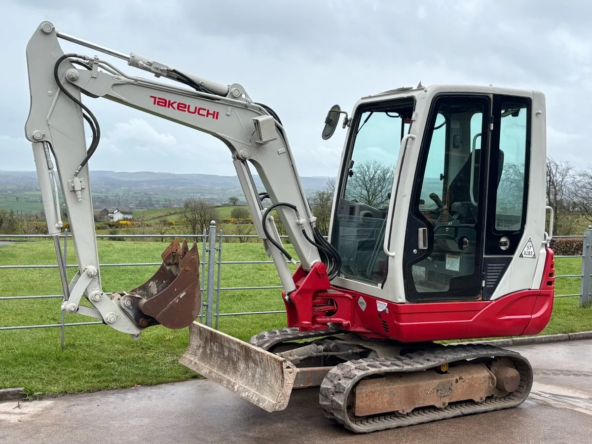 Takeuchi 3 Ton Digger - Image 2