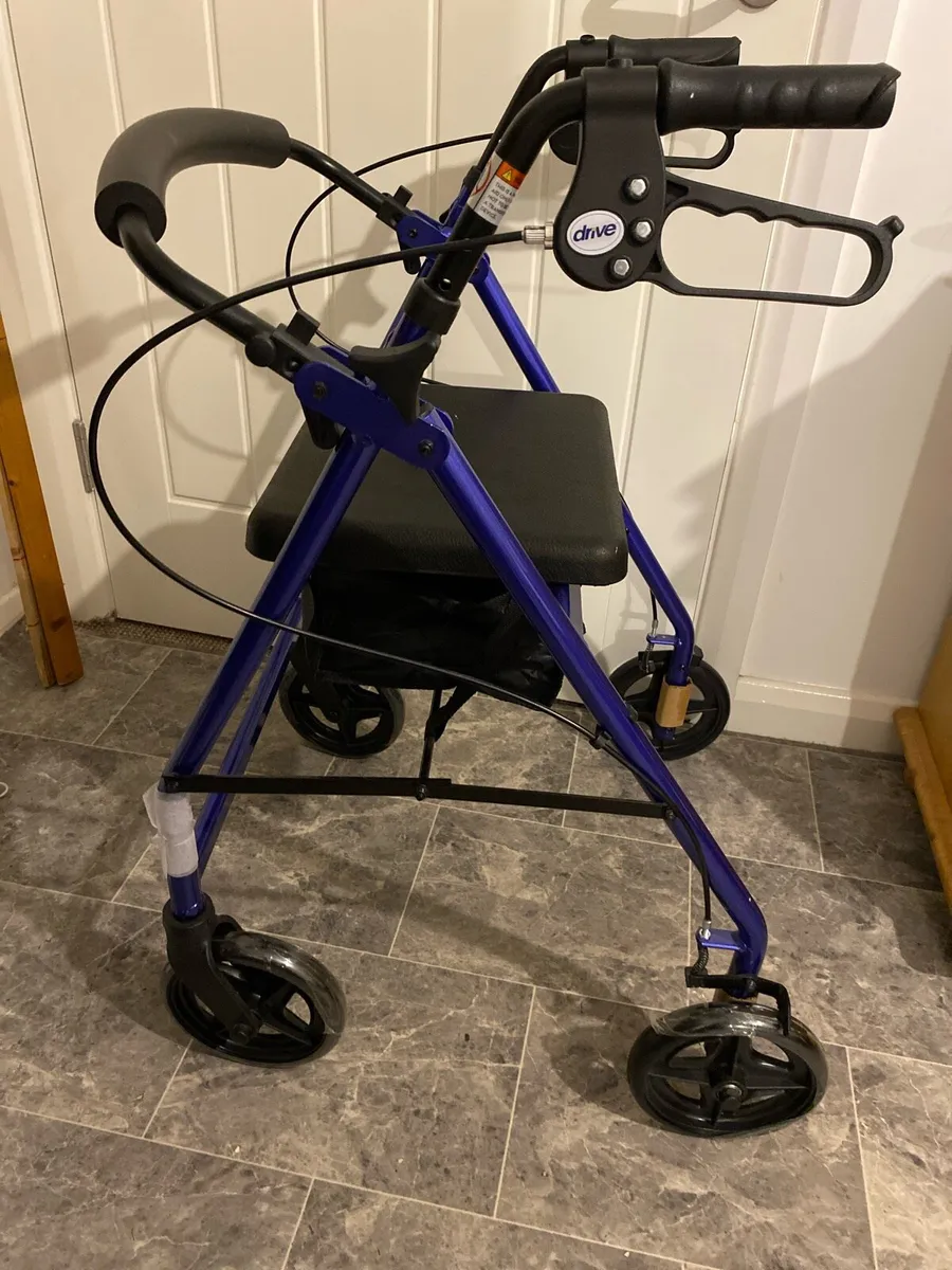 Free walker with wheels
