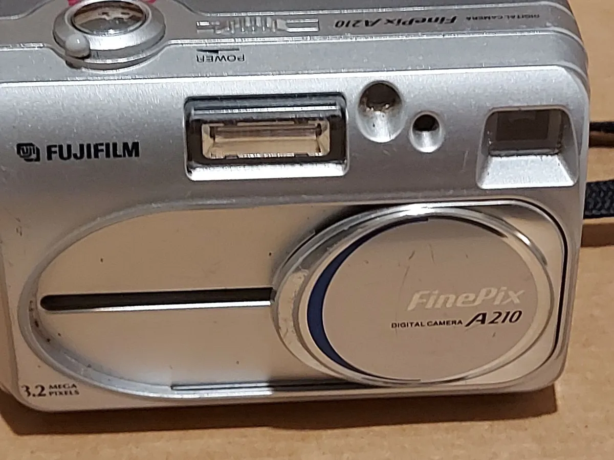 FujiFilm Finepix A210 Digital Camera 3.2MP - Image 3