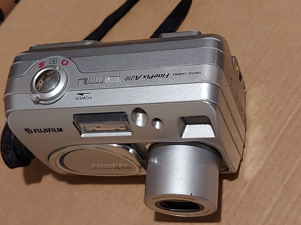 FujiFilm Finepix A210 Digital Camera 3.2MP - Image 2
