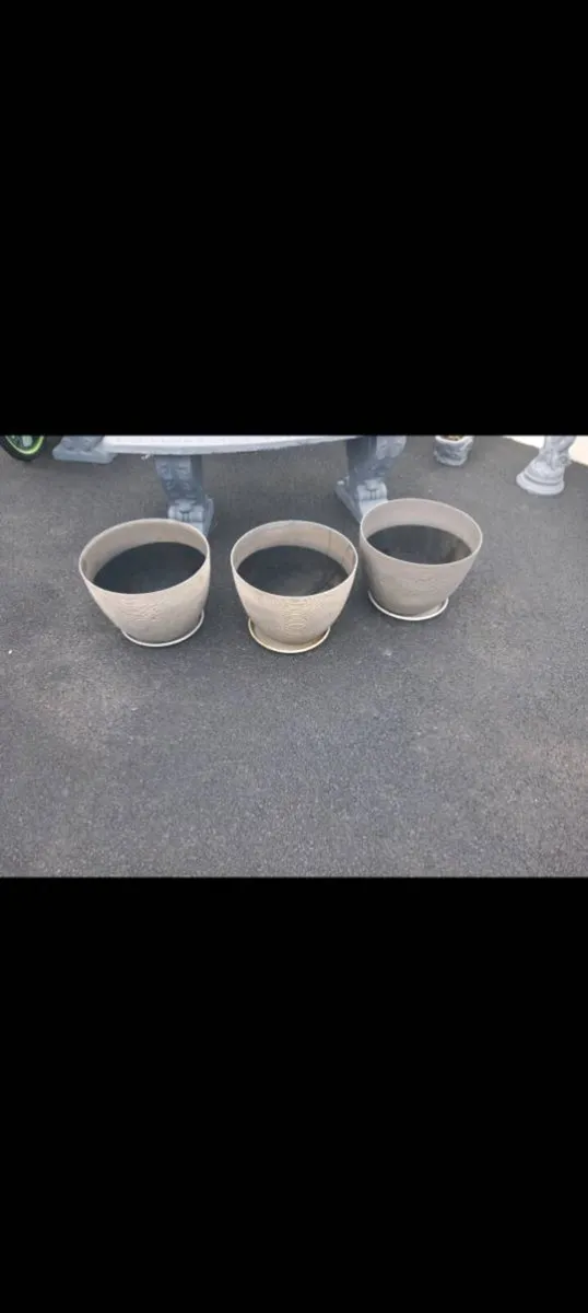 Flower pots - Image 1