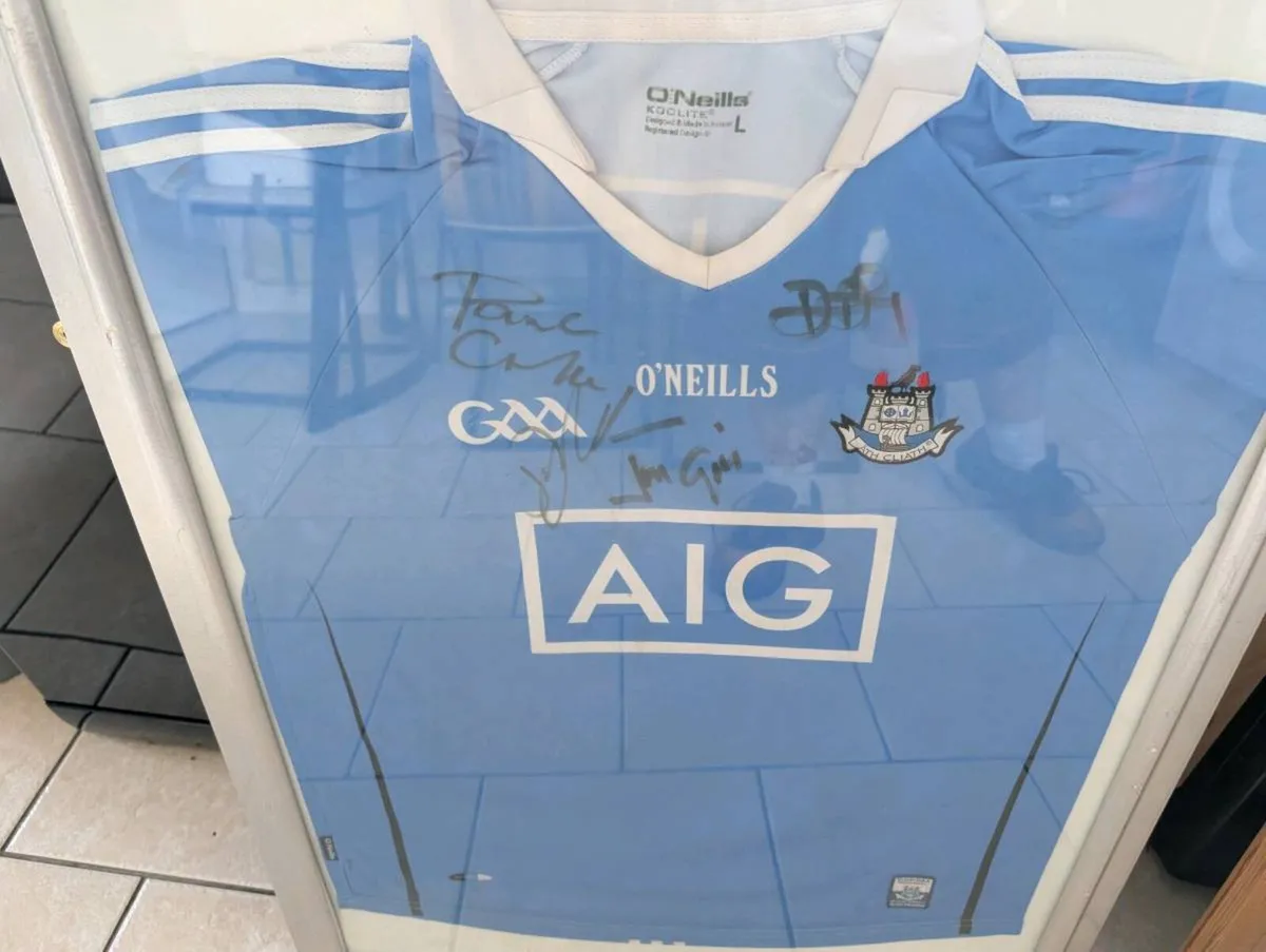 Signed and framed GAA jerseys Dublin Waterford - Image 3