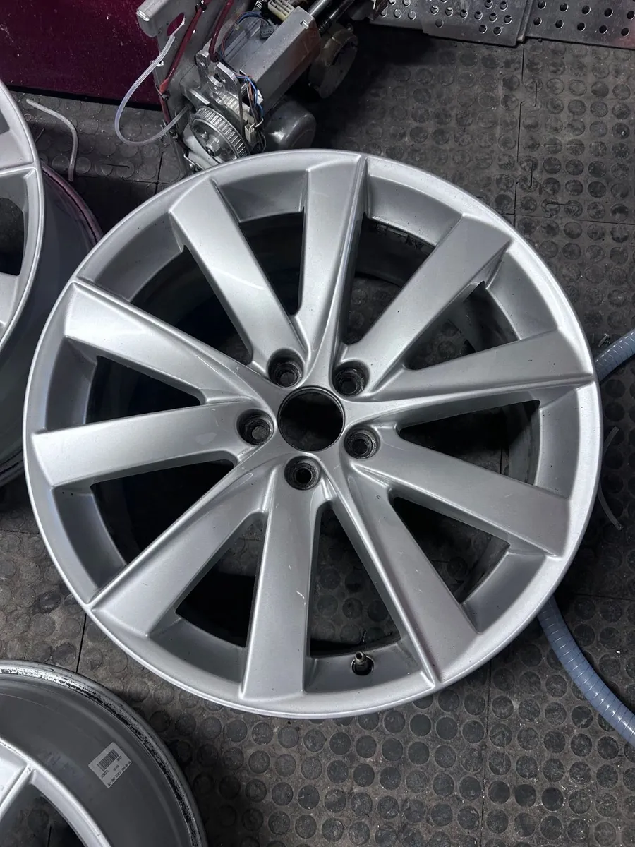 Full set of 19" Volvo R-Design Alloys for sale - Image 4
