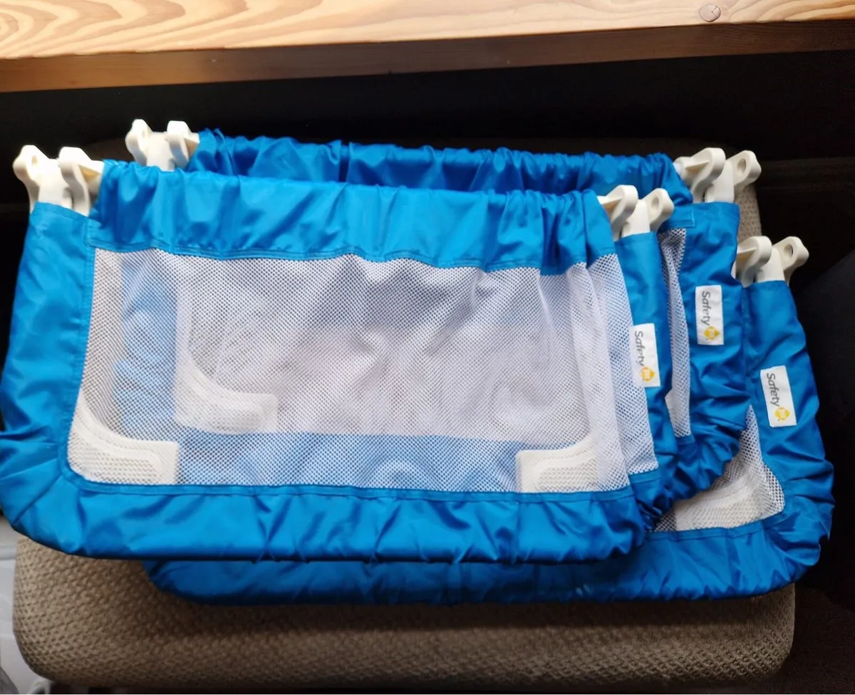 3 Extendable portable bed guards - Image 2