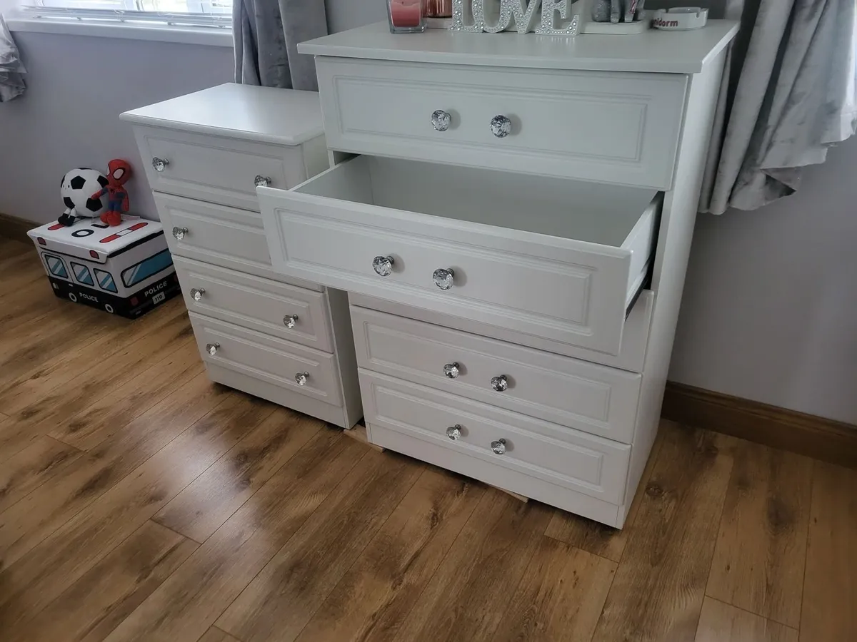 Chest of drawers - Image 1