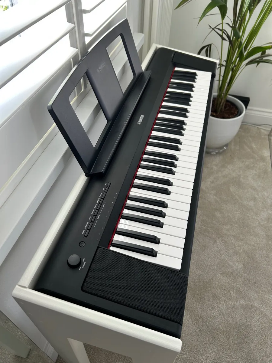 Yamaha 61-key digital piano keyboard - Image 3