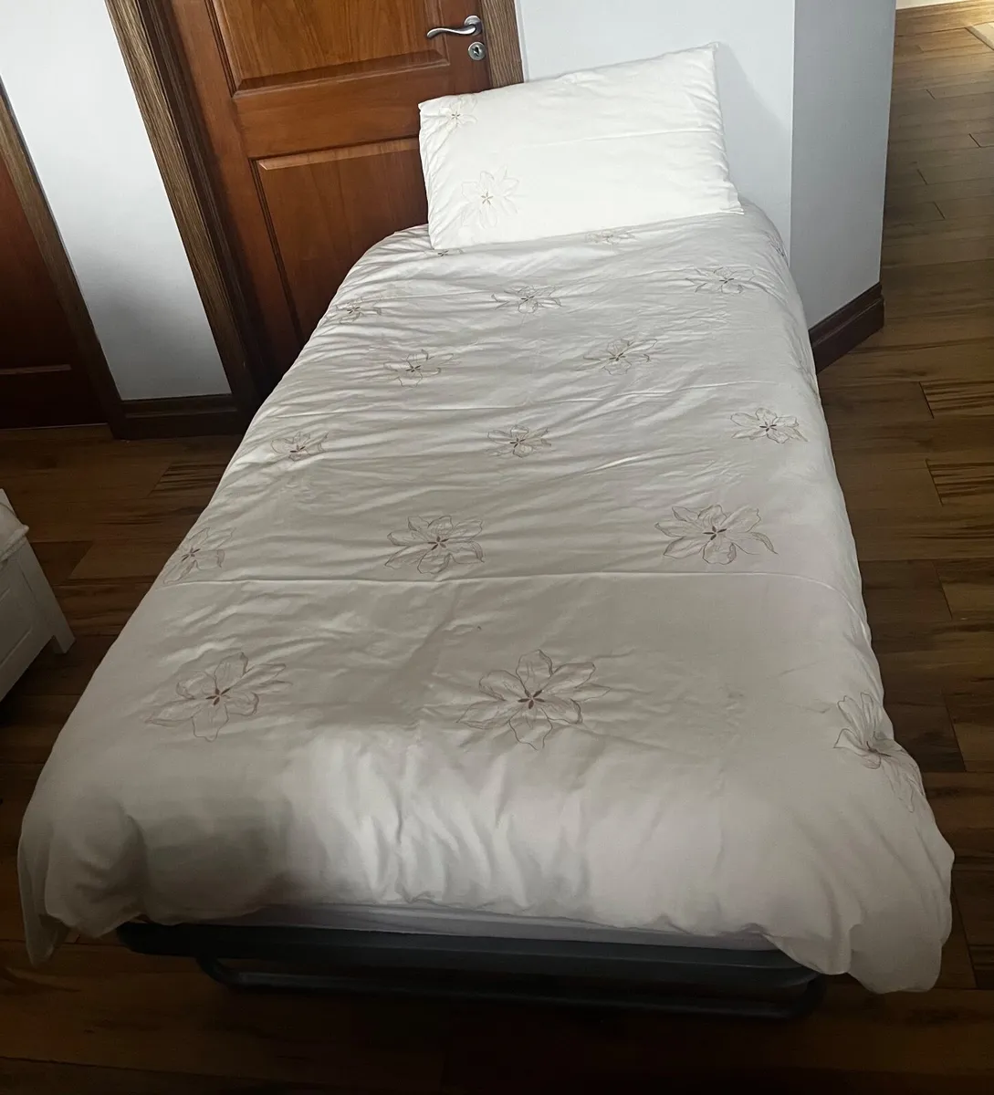 Roll away guest bed - Image 1