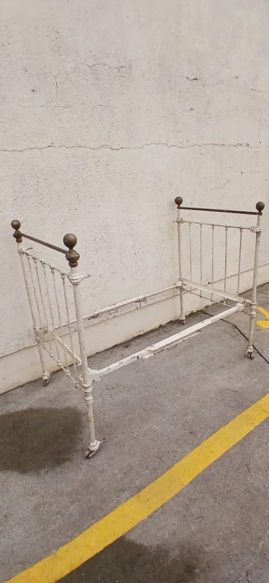 Child's bed - Image 2