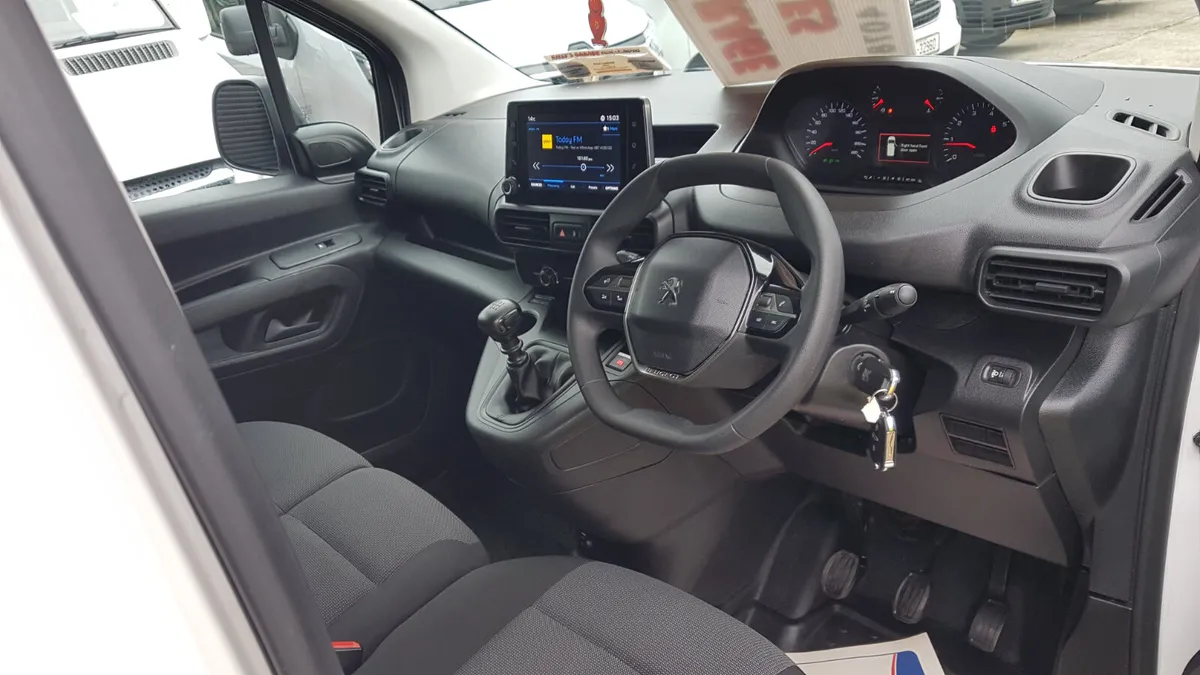 Peugeot Partner 211D 6 SPEED 100BHP TOP SPECK VAT - Image 4
