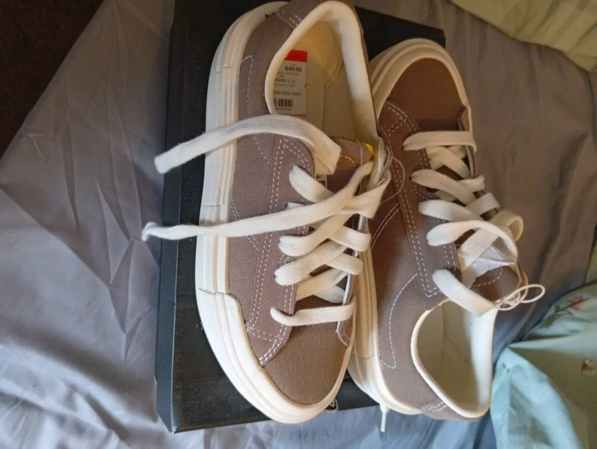 Ladies new converse platform trainers size 5 - Image 1