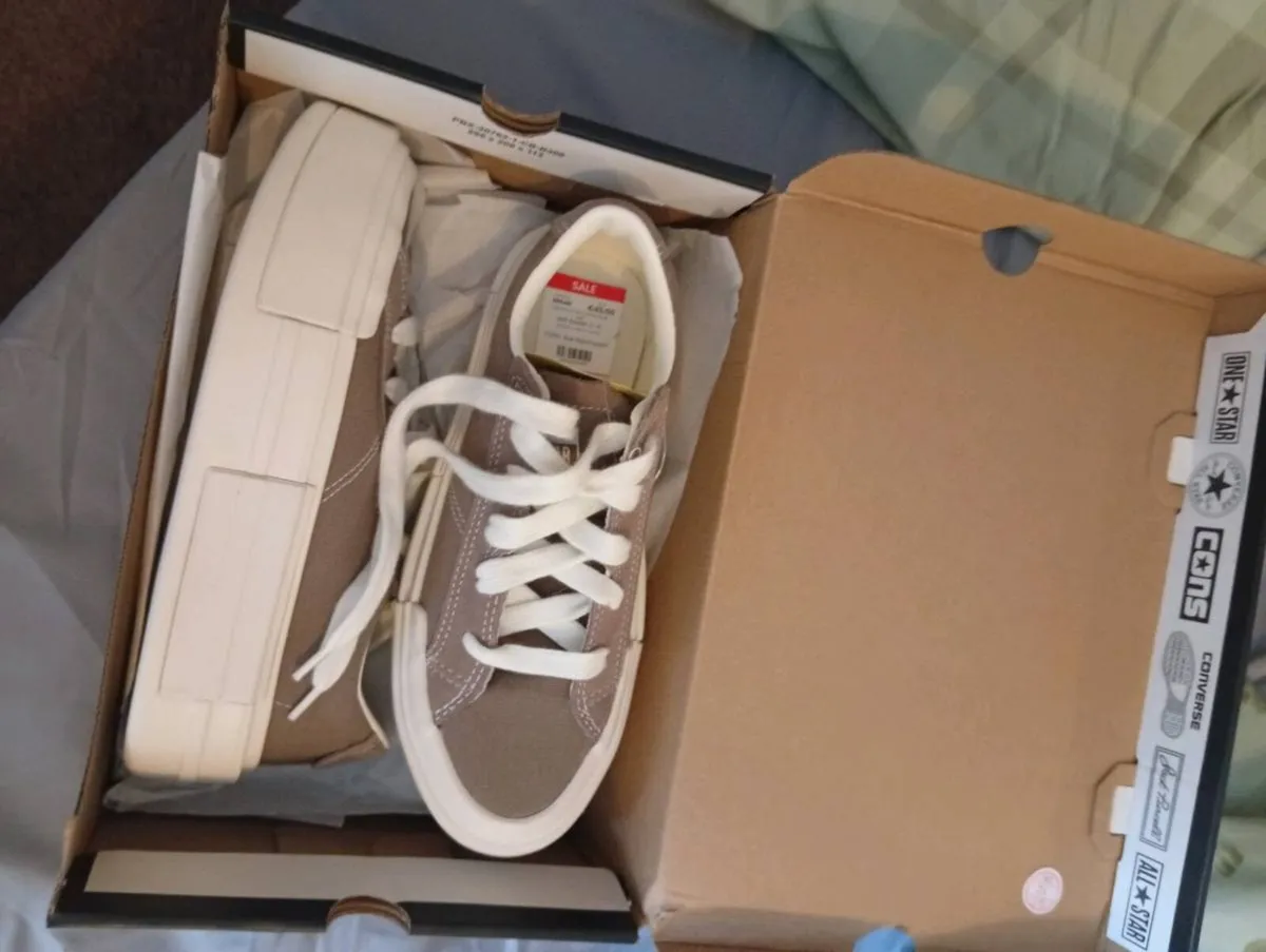 Ladies new converse platform trainers size 5 - Image 2