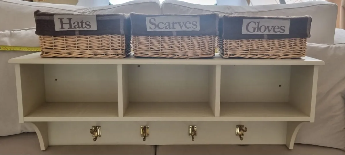 Coat hooks with shelves and baskets - Image 2
