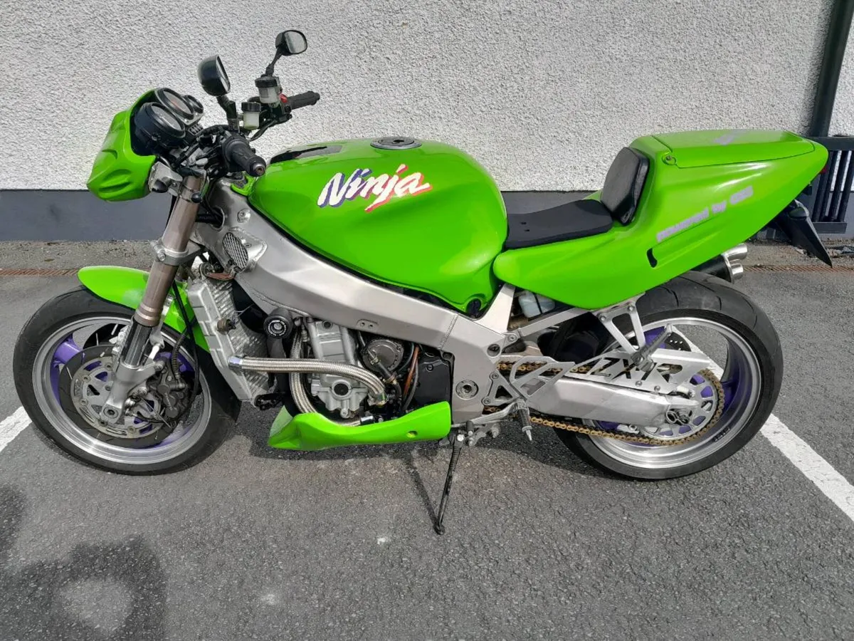 Kawasaki zx7r 1996 for breaking - Image 4